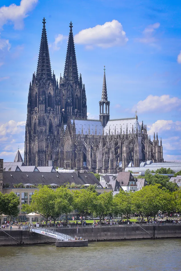 Catedral de Colonia y el río Rin en Colonia, Alemania