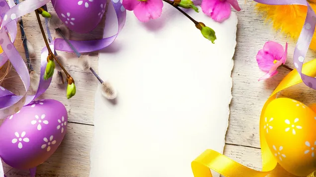 Vieringskaart met gele en paarse eieren, roze bloemen en nieuw ontluikende spruiten
