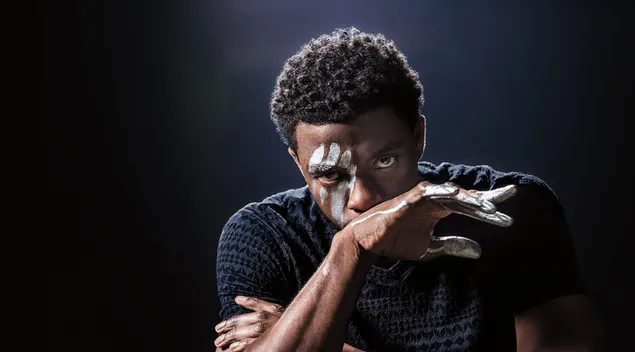 la mano e il viso di chadwick sono coperti con vernice argentata scarica