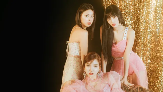 트와이스(K팝 밴드)의 'Feel Special' MV 촬영에서 나연과 함께한 채영 & 모모 4K 배경화면