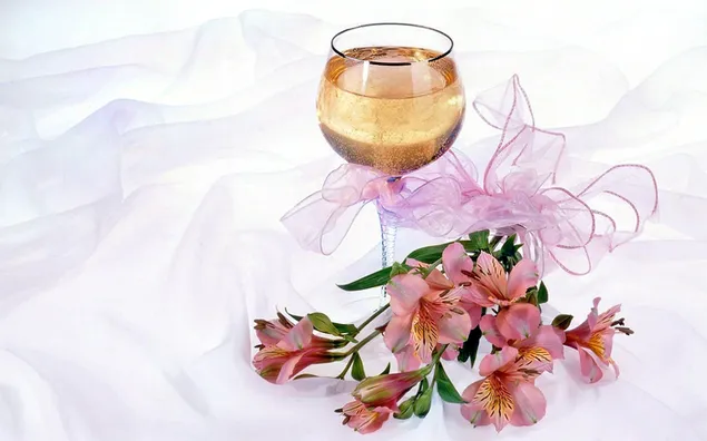 Champagnerglas und ein Strauß pastellfarbener Blumen HD Hintergrundbild