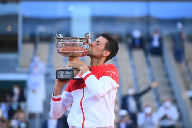 Trofeo de campeonato y Novak Djokovic en el estadio