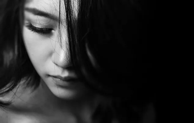 Chân dung đen trắng của người phụ nữ tóc dài với ánh sáng phản chiếu trên khuôn mặt tải xuống