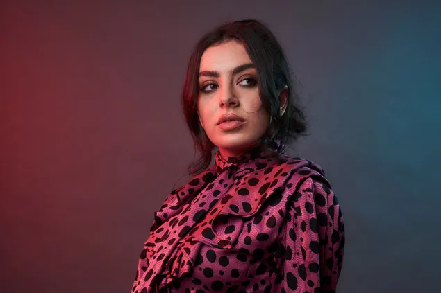 Charlie XCX | Muziek is Universal Lounge Shoot 4K achtergrond