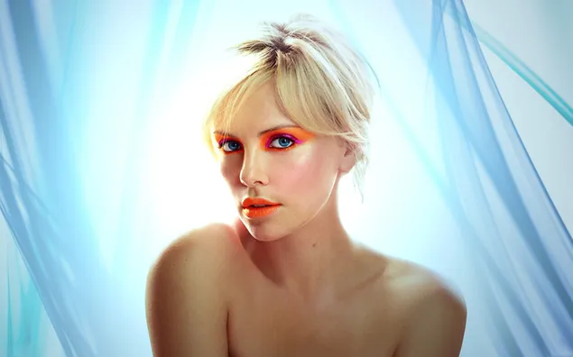 Charlize Theron mit orangefarbenem Lidschatten und Lippen herunterladen