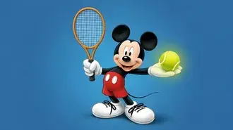 vesyolyy mul'tyashnyy personazh mikki maus igraet v tennis, derzha raketku i svetyashchiysya zhyoltyy myach na sinem fone. skachat'