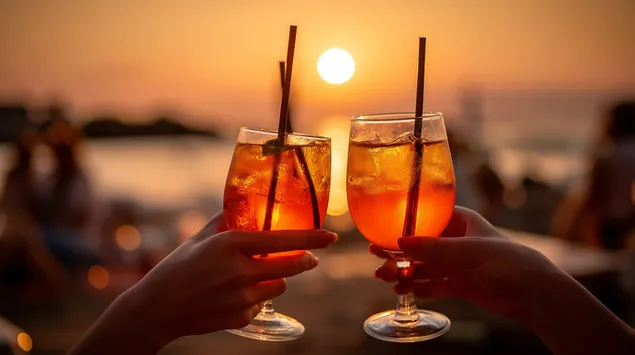 Živjeli za zalazak sunca: Aperol Spritz tost pored vode 2K pozadina