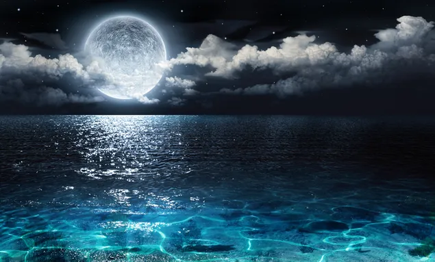 澄んだ水に映る雲と月明かりの夜の美しさ ダウンロード