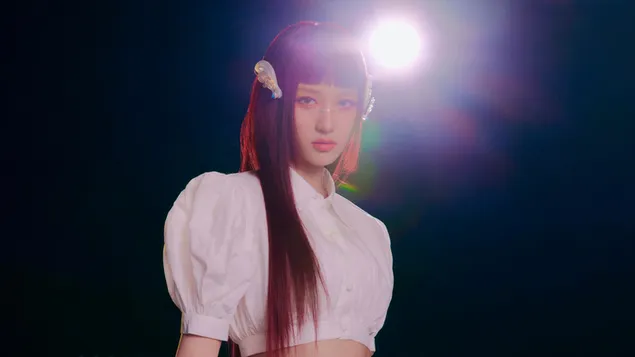 "Gaeul" ذات الشعر الكرزي من IVE - تصوير فيديو كليب Accendio 4K خلفية