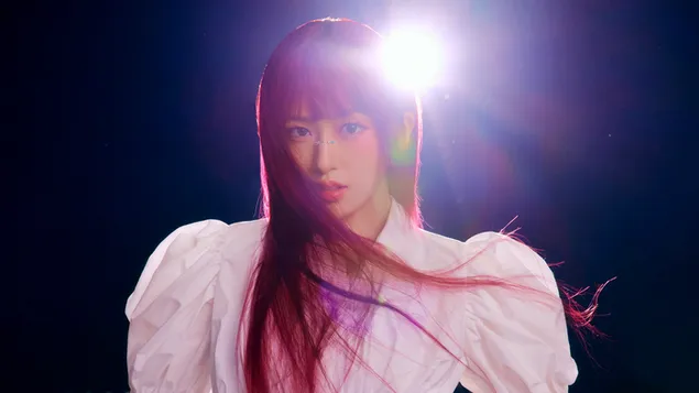 "Yujin" ذات الشعر الكرزي من IVE - تصوير الفيديو الموسيقي لأغنية Accendio 4K خلفية