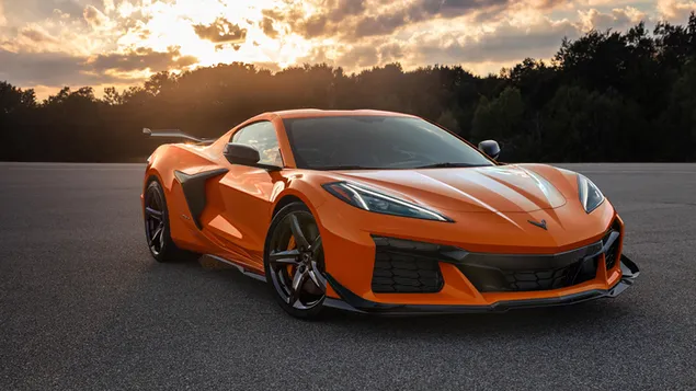 Taustakuva Chevrolet Corvette Z06 2023 oranssi edestä ja sivulta 4K