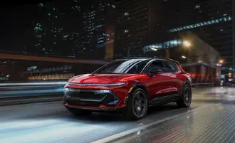 سيارة شفروليه إكوينوكس EV RS الكهربائية الأمامية في المناطق الحضرية 4K خلفية