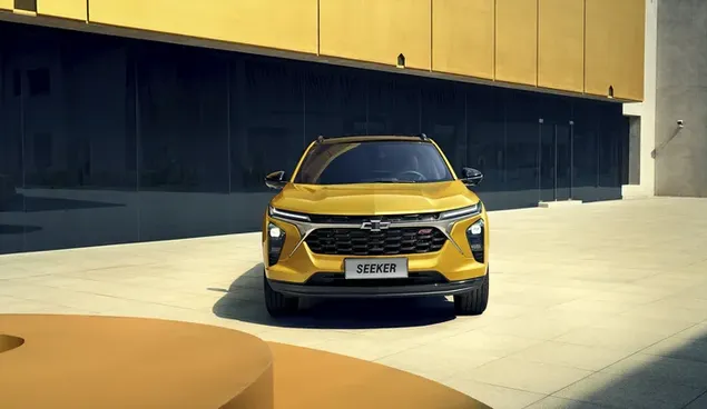 Шпалери Автомобіль Chevrolet Seeker у жовто-чорному сучасному дизайні припаркований перед будівлею 2K