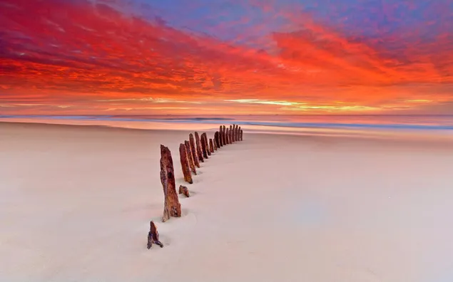 赤い雲とビーチの夕日