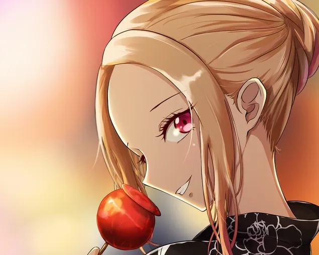 Chica de anime de ojos rojos en vestido negro con cabello rubio, manzana de caramelo en la mano