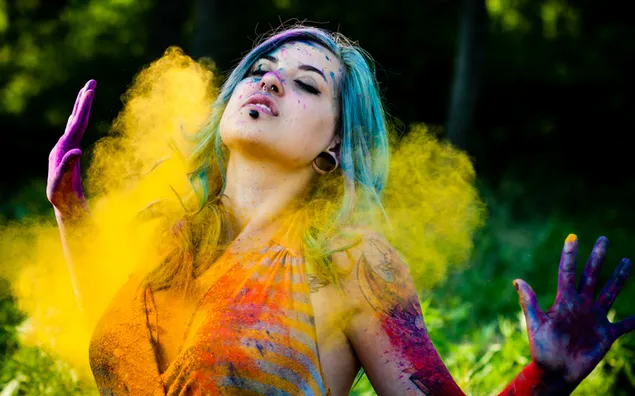 Chica tatuada de pelo azul en modo festival holi