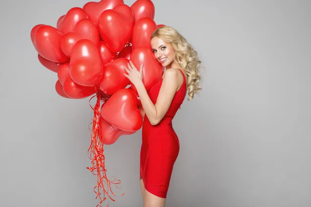 Chica vestida de rojo con globos