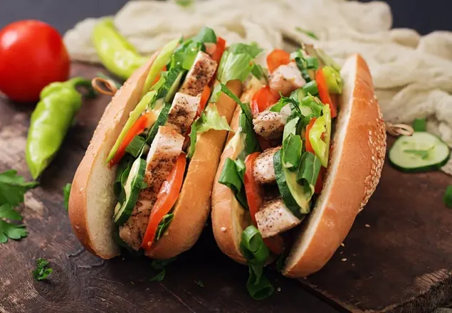 Sandwich ayam dan sayuran dengan mentimun, tomat, dan daun bawang