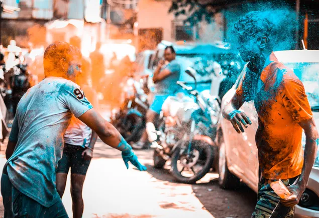 Børn leger ved at kaste Holi-farver på hinanden 4K tapet