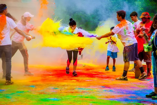 Divertimento das crianças e cores Holi em todas as ruas 4K papel de parede