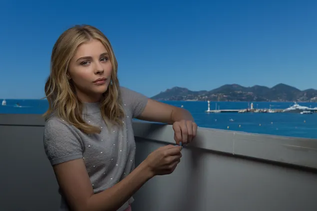 کلویی گریس مورتز در یک قایق کاغذدیواری  4K