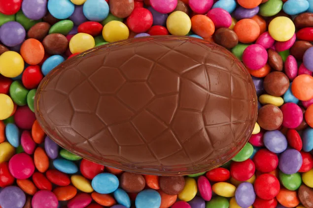 Chokoladeæg ovenpå rigeligt farvet chokolade download