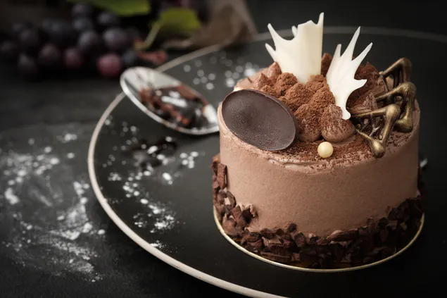 Tapeta Čokoládový losí koláč s čokoládovými lupienkami a hroznom na pozadí 4K