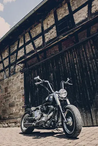 chopper motocykl zaparkovany pred vintage budovou stahnout
