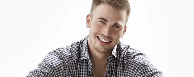 prezemete kris evans, zgoden akter vo karirana koshula so bela pozadina