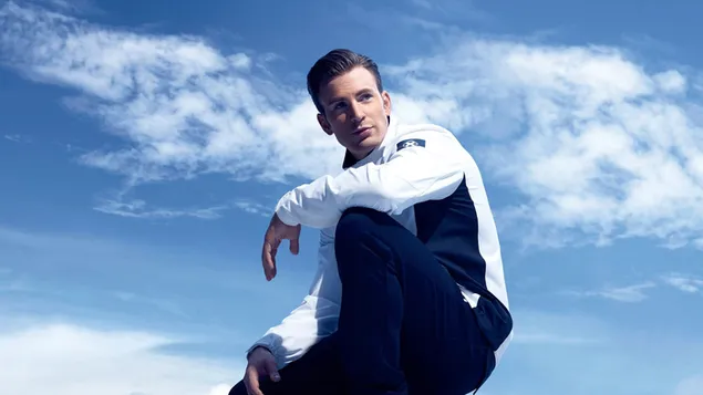 descarcare chris evans, frumos actor in imbracaminte sport, in aer liber cu cer si nori