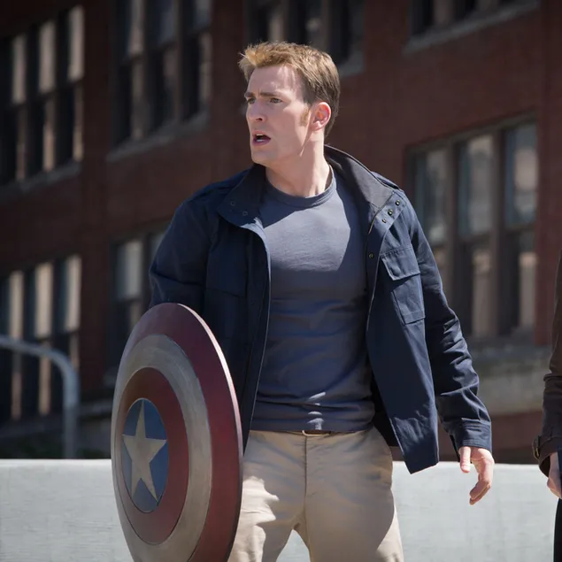Chris Evans memegang perisai kapten amerika unduhan