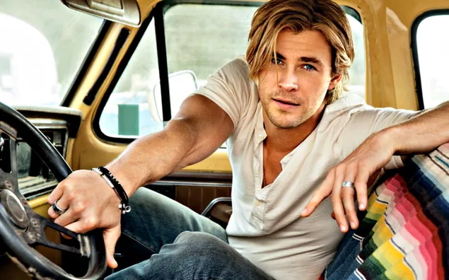 Aktor tampan Chris Hemsworth memegang kemudi mobil HD wallpaper