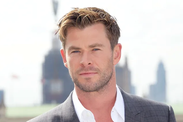 Chris Hemsworth, aktor tampan dengan jaket abu-abu dan kemeja putih di luar ruangan 4K wallpaper
