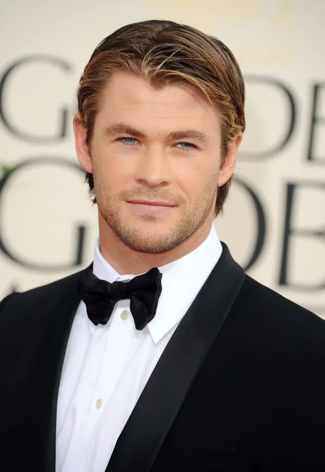 Aktor tampan Chris Hemsworth dalam tuksedo 2K wallpaper