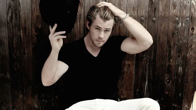 Aktor tampan Chris Hemsworth dengan celana putih dan kaos hitam HD wallpaper
