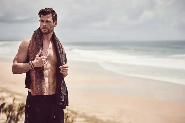 Chris Hemsworth, aktor tampan di pantai dengan tubuh berotot 2K wallpaper