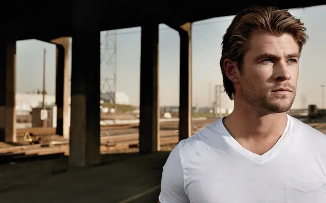 Chris Hemsworth knappe acteur met wit overhemd, brugachtergrond download