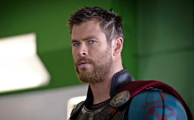 Chris Hemsworth yakışıklı oyuncu Ragnarok filminde thor rolü ile unduhan