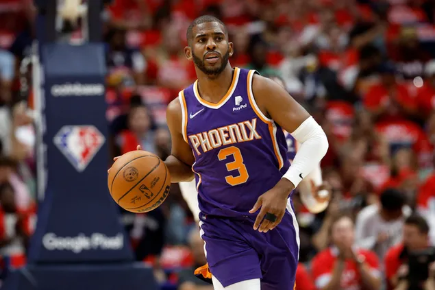 Chris Paul với áo đấu màu tím vàng và trắng, băng trắng và quả bóng rổ trong sân vận động đông đúc tải xuống