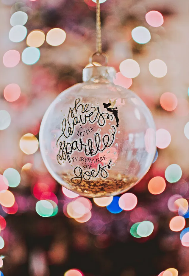 Klare Weihnachtskugel-Anweisung mit Bokeh-Weihnachtslichthintergrund 4K Hintergrundbild