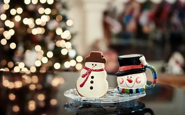 Kue Natal dan Porselen Manusia Salju