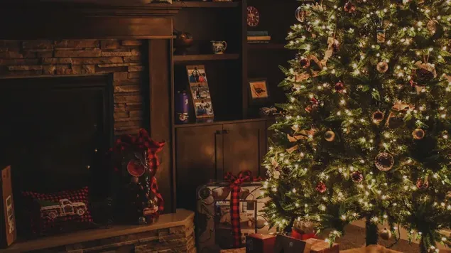 Hadiah Natal di bawah Pohon Natal dengan lampu
