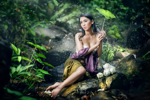 川で入浴するセクシーなアジア人モデル