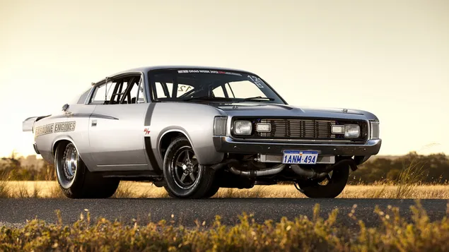 Mașina clasică Chrysler Valiant Charger este o minune a designului cu culorile sale gri 2K imagine de fundal