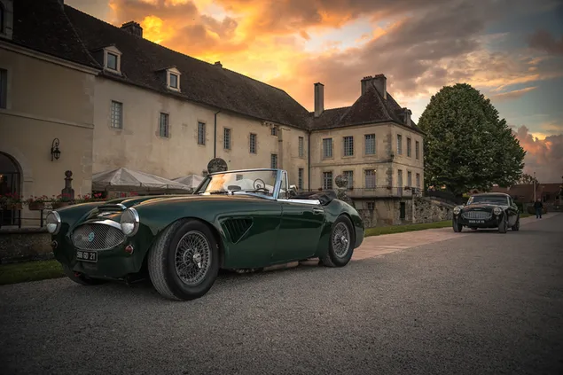 Klassisk grønn cabriolet kupé nær bygningen 4K bakgrunn