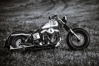 klasicky motocykl harley davison s cernobilym vintage vzhledem stahnout