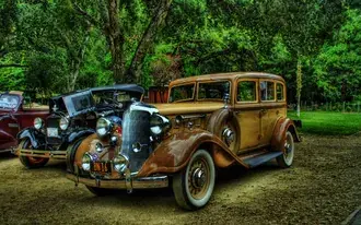 Tapeta Klasická auta Packard sedan mezi stromy v lese 2K