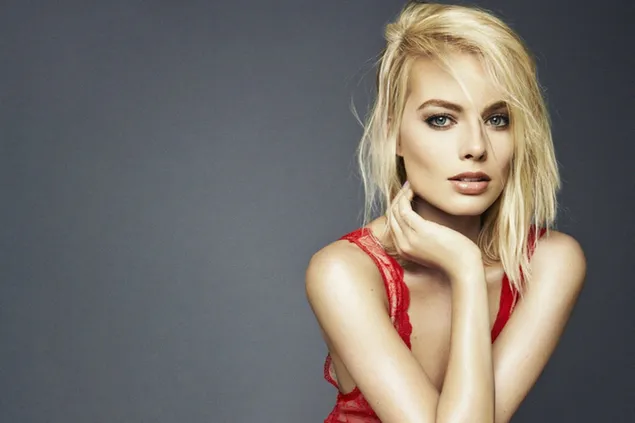 Páipéar balla Pictiúr aghaidh gar de Margot Robbie aghaidh álainn i ngúna dearg agus cúlra liathHD