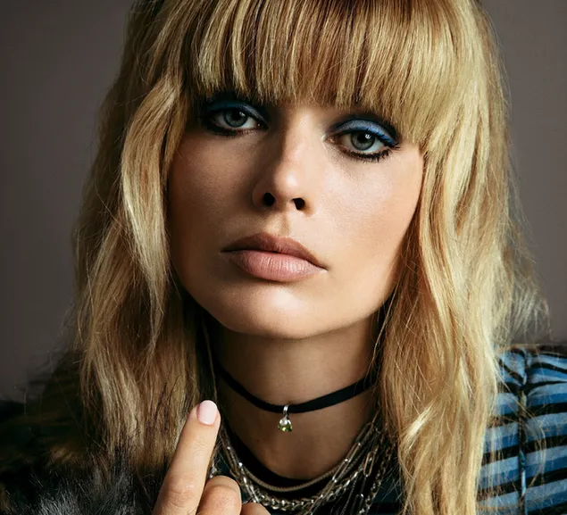 금발 스트레이트 앞머리와 마고 로비의 클로즈업 얼굴 샷 2K 배경화면