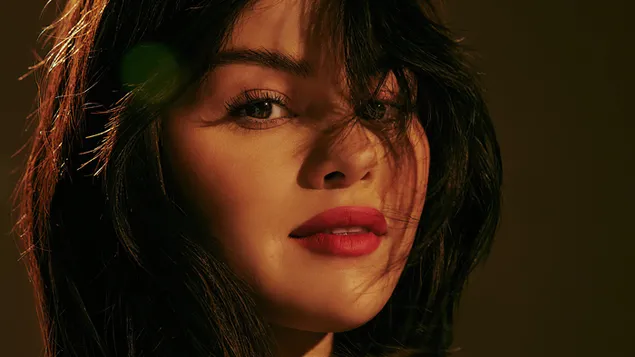 Nærbillede af ansigtet af Selena Gomez med rodet hår download